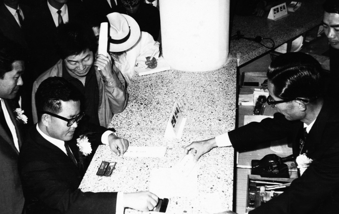 1967년 10월 7일 박정희 대통령의 예금 1호 접수 모습 [사진=DGB대구은행]