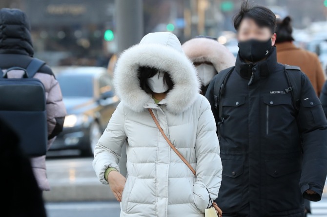 서울 종로구 세종대로사거리 인근에서 시민들이 두터운 옷을 입고 이동하고 있다. 사진=뉴시스
