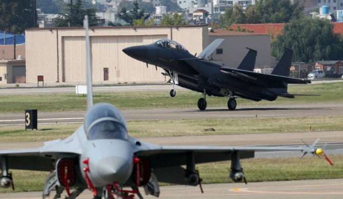 대한민국 공군의 양대 주력전투기인 KF-16(앞쪽)과 F-15K. 사진=뉴시스