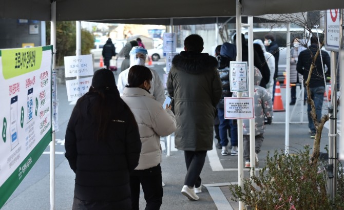 시민들이 대구 수성구 보건소 선별진료소에서 코로나19 진단검사를 받기 위해 대기하고 있다. 사진=뉴시스