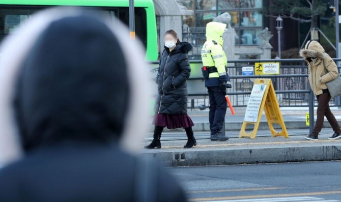 출근길 바쁜 걸음 중인 시민. 사진=뉴시스