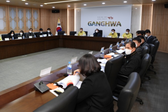 지난14일 강화군 유천호 군수는 교동면 화개정원 연구용역 보고회를 관계자들과 가졌다.   (사진=강화군 제공)