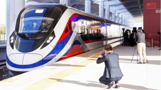 중국-라오스 고속열차 개통식. 그러나 중국의 육상 일대일로 계획은 태국에서 큰 차질을 빚고 있다.