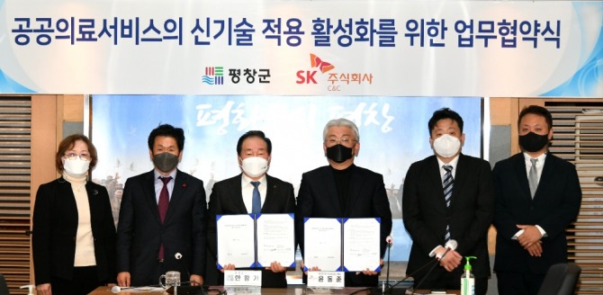 강원도 평창군청에서 SK㈜ C&C와 평창군보건의료원이 인공지능(AI) 기반 뇌출혈 판독 솔루션 ‘메디컬 인사이트 플러스 뇌출혈 적용 협약식’을 진행했다. 사진은 협약 체결 후 SK㈜ C&C 윤동준 헬스케어 그룹장(왼쪽에서 네번째), 한왕기 평창군수(왼쪽에서 세번째), 장재석 평창군보건의료원장(왼쪽에서 두번째) 등 관계자들이 기념 촬영을 하는 모습. 사진=SK C&C