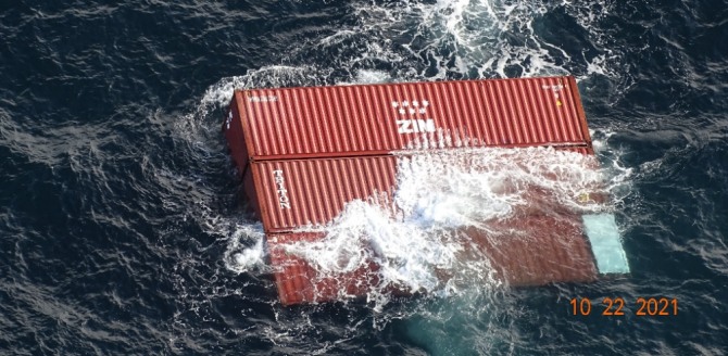 지난 2021년 10월 캐나다 밴쿠버 섬 앞바다에서 선박이 공해에 부딪힌 후 40개의 컨테이너가 바다에 빠졌다.