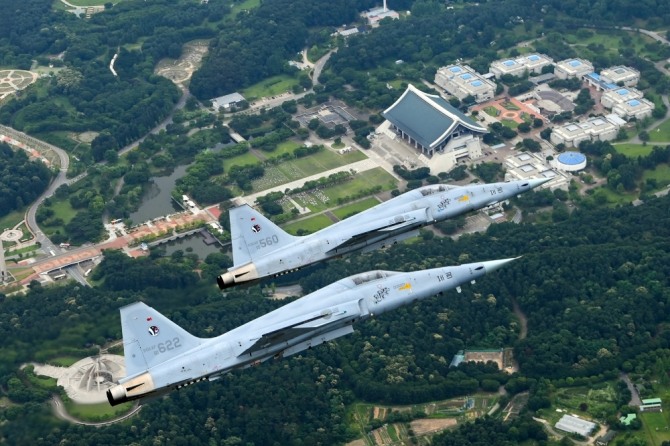 대한민국 공군 전투기 KF-5E 제공호 편대가 충남 천안 독립기념관 상공을 비행하고 있다. 사진=대한민국 공군