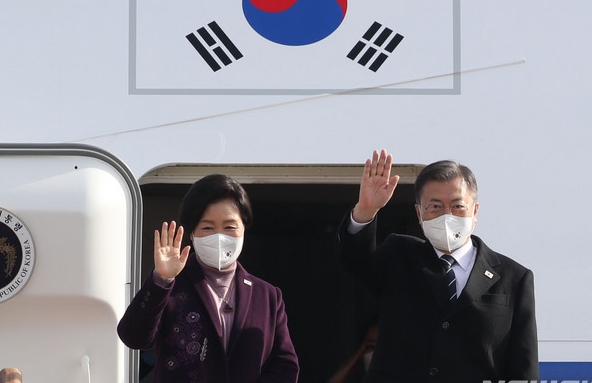 문대통령 김정숙 여사 중동 순방 출국 모습 