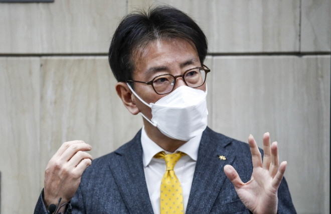 이재근 KB국민은행장 내정자가 2일 오전 서울 영등포구 KB국민은행 여의도본점으로 출근하며 소감을 밝히고 있다. [사진=뉴시스]