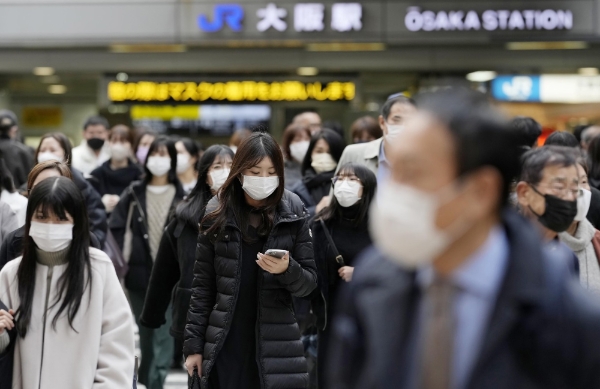 신종코로나바이러스 감염증 예방을 위해 마스크를 착용한 오사카 시민들. 사진=뉴시스