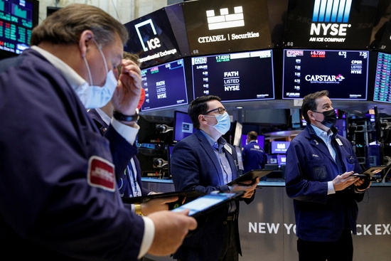 뉴욕증권거래소(NYSE) 트레이더들이 일하는 모습. 사진=로이터