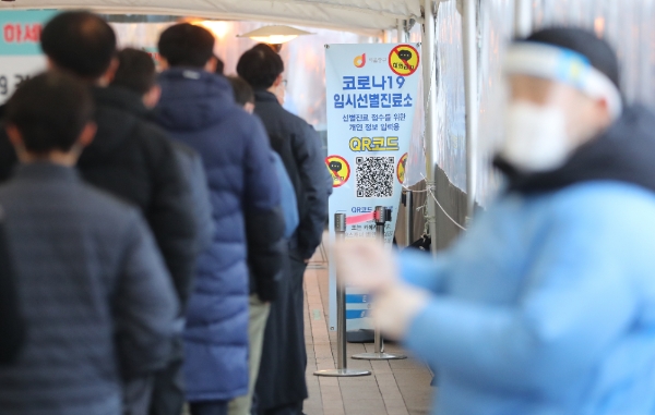 19일 오전 서울 중구 시청 앞 서울광장에 마련된 중구 코로나19 임시 선별진료소에서 PCR검사를 받으려는 시민들이 줄 서 있다. 사진=뉴시스