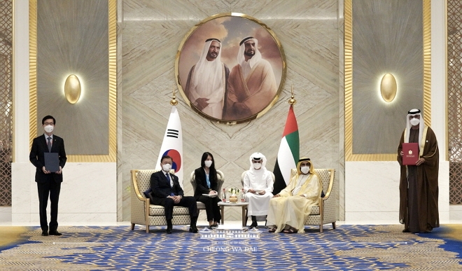 16일(현지 시간) 문재인 대통령과 모하메드 알 막툼 UAE 총리 겸 두바이 군주가 임석한 가운데 방문규 수은 행장(사진 맨 왼쪽)이 술탄 알 자베르(Sultan Al Jaber) UAE 아부다비 국영석유회사(ADNOC) CEO와 50억달러 규모의 기본여신약정을 체결했다. [사진=청와대]