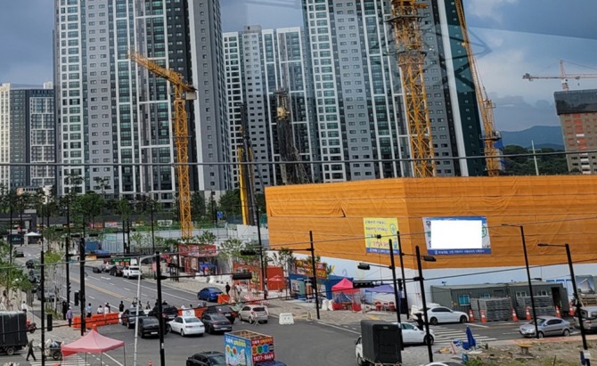 서울 은평뉴타운 인근 지축역 역세권에 상가들이 신축되고 있다. 사진=최환금 기자