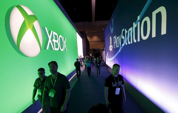미국 게임 행사 E3에서 나란히 부스를 연 마이크로소프트 엑스박스와 소니 플레이스테이션. 사진=로이터