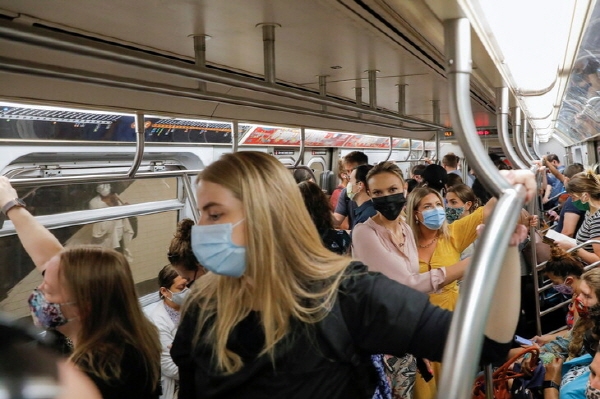 뉴욕시 지하철 승객들이 마스크를 쓰고 있는 모습. 사진=로이터