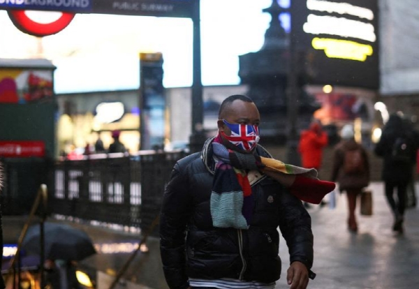 한 영국인이 런던시내에서 마스크를 쓰고 이동하고 있는 모습. 사진=로이터
