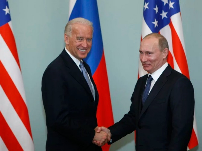 조 바이든 미국 대통령이 19일(현지시간) 러시아가 우크라이나를 침공할 것으로 예상한다고 말했다. 사진은 바이든 대통령이 2011년 당시 미국 부통령 자격으로 러시아 모스크바에서 블라디미르 푸틴 당시 러시아 총리와 만나는 모습. 사진=AP