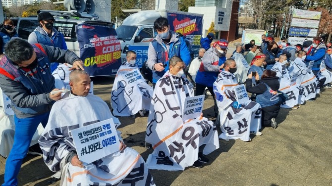 전국택배노조 울산지부는 지난 17일 오전 울산 남구 울산대공원 정문앞에서 전국택배노조 무기한 상경투쟁 선포 및 집단 삭발식을 가지고 있는 모습. 사진=뉴시스