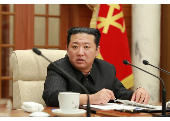 지난 20일 북한 노동신문에 따르면 김정은 북한 조선노동당 총비서 겸 국무위원장은 전날 노동당 중앙위원회 본부청사에서 당 중앙위 제8기 제6차 정치국 회의를 열었다. 사진=뉴시스
