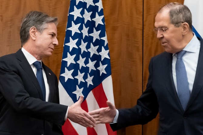 토니 블링컨 미국 국무장관(왼쪽)과 세르게이 라브로프 러시아 외무장관이 21일(현지시간) 제네바에서 만나 회담을 시작하기 전 인사를 나누고 있다.사진=뉴시스