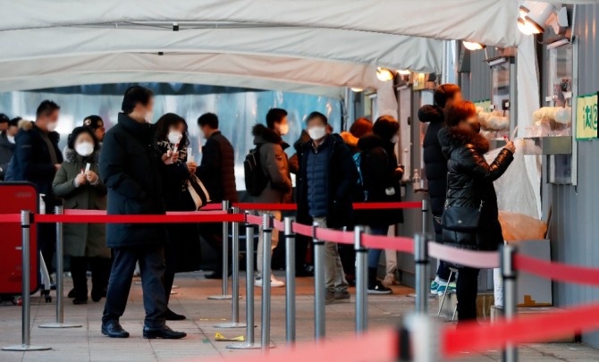 21일 서울시청 앞 서울광장 임시선별진료소에서 시민들이 코로나19 검사를 받고 있다. 사진=뉴시스
