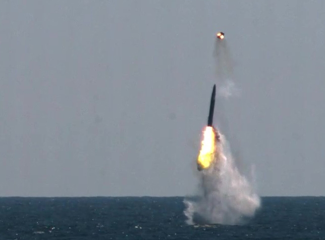 지난해 9월 공개된 도산안창호함의 SLBM(잠수함발사탄도유도탄) 발사모습. 이로써 우리나라는 세계 8번째 SLBM 보유국에 됐다. 사진=국방과학연구소