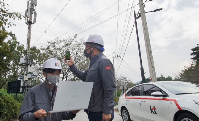 KT 직원들이 전남 담양 지역에서 LTE와 5G 장거리 프론트홀 테스트 진행 중인 모습. 사진=KT