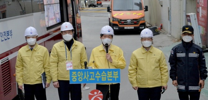 안경덕 중앙사고수습본부장(고용노동부 장관)이 24일 광주 서구 현대산업개발 신축 아파트 붕괴 사고 현장에서 중수본 첫 현장 대책 회의 결과를 발표하고 있다. [사진=뉴시스]