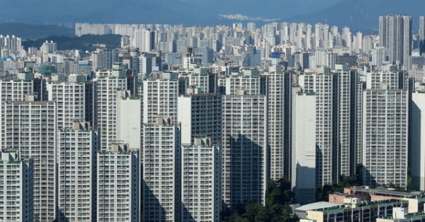 24일 김회재 더불어민주당 의원이 한국부동산원으로부터 제출 받은 자료에 따르면 지난해 12월 기준 전국 아파트 거래 중 최고가 대비 하락한 거래가 전체 거래의 79.5%로 나타났다. [사진=뉴시스]