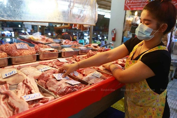 태국 사뭇쁘라칸의 팍남시장의 한 정육점에서 돼지고기 가격표를 붙이는 모습. 사진=방콕포스트 캡처