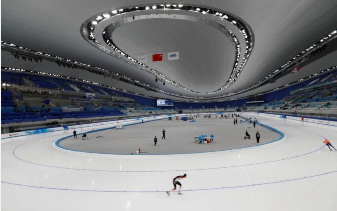 오는 2월 4일 2022년 베이징동계올림픽 개막을 앞두고 피겨스케이트 선수들이 경기장에서 연습하고 있다. 사진=로이터