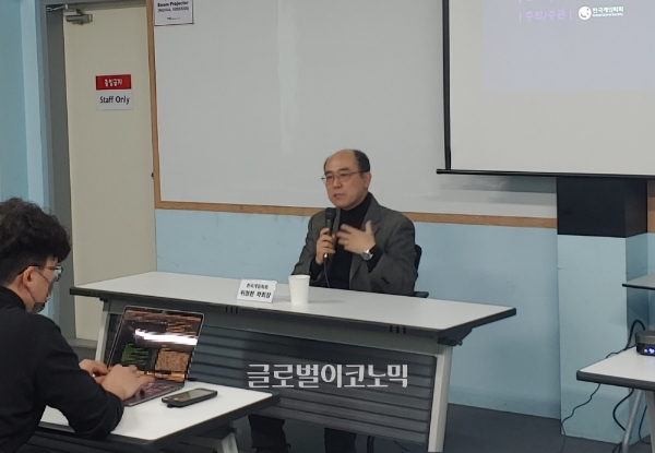 '제11대 한국게임학회 출범식'에서 질의응답을 진행하는 위정현 학회장. 사진=글로벌이코노믹