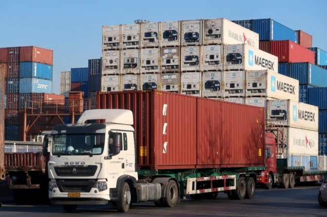 중국 톈진항에서 화물을 운반하고 있는 트럭. 사진=로이터