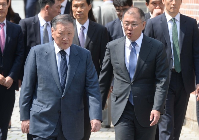 15일 금융권에 따르면 정몽구 명예회장과 정의선 회장은 이번 현대엔지니어링 기업공개 과정에서 각각 142만주, 534만주의 보유지분을 처분해 총 5000억원대의 현금을 손에 쥘 것으로 예상된다. 앞줄 왼쪽부터 정몽구 명예회장, 정의선 회장 순. 사진=뉴시스 