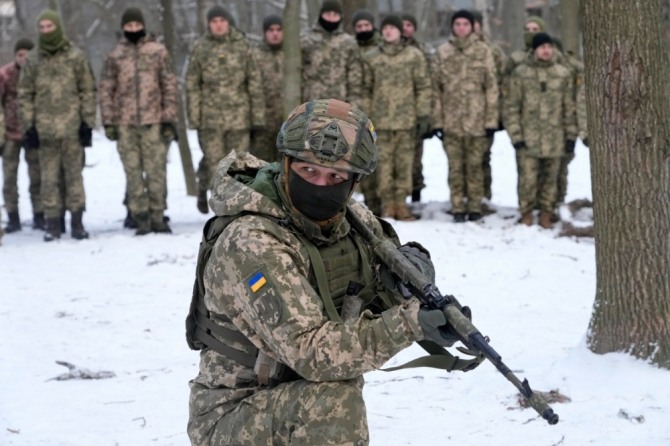 조 바이든 미국 대통령은 25일(현지시간) 러시아가 우크라이나를 침공하면 블라디미르 푸틴 러시아 대통령을 직접 제재할 것이라고 밝혔다. 사진은 러시아의 침공에 대비해 훈련하고 있는  우크라이나 군인들 모습. 사진=AP