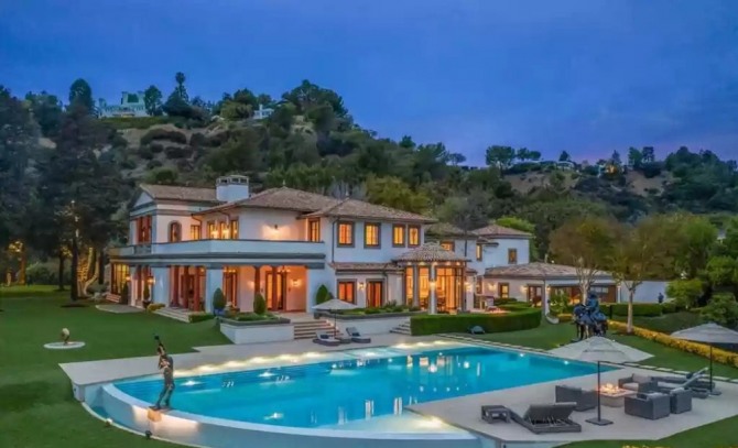 팝스타 아델이 LA 비벌리힐스에 있는 실베스터 스탤론이 소유했던 저택을 5800만 달러에 구입했다. 