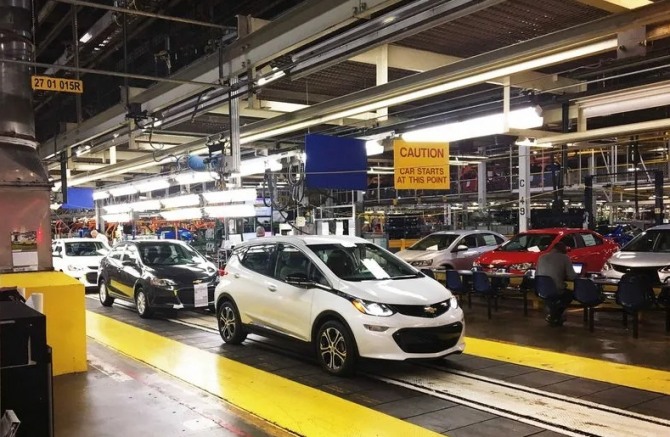 미국 미시간주 오리온타운십의 GM 공장에서 쉐보레 볼트 EV가 조립되고 있는 모습. 사진=GM
