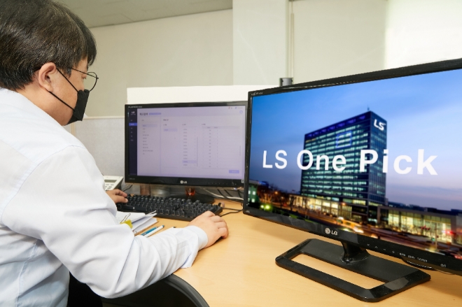 케이블 유통점 직원이 LS전선의 온라인 B2B 케이블 판매 시스템인 ‘원픽(One Pick)’을 통해 사무실에서 재고 상황을 확인하고 있다. 사진=LS그룹