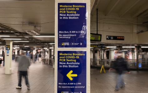  지난해 12월 30일 뉴욕 타임스스퀘어 지하철역에서 코로나19 검사소 표지판이 보인다. 사진=뉴시스