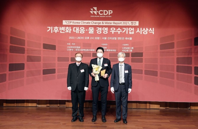 지난 26일 서울신라호텔 영빈관에서 열린 'CDP 기후변화 대응·물 경영 우수기업 시상식'에서 이병만 코스맥스 대표(가운데)가 기념사진을 촬영하고 있다. 사진=코스맥스