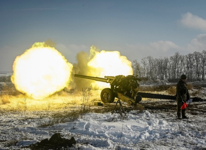  26일(현지시간) 러시아군이 우크라이나와 인접한 남부 로스토프주에서 곡사포 사격 훈련을 벌이고 있다. 사진=연합뉴스