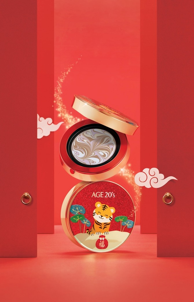 AGE 20s '시그니처 에센스 커버 팩트 마스터 더블 커버 럭키 타이거 에디션'. 사진=애경