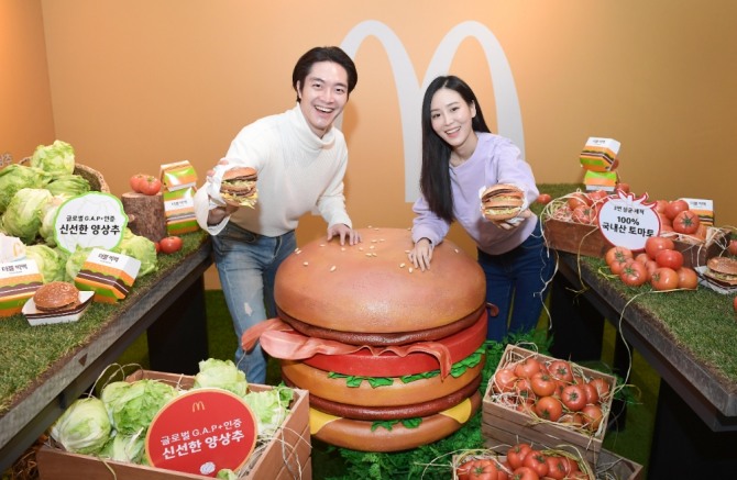 맥도날드 상암DMC점에서 모델들이 업그레이드된 맛으로 돌아온 '더블 빅맥'과 '빅맥 BLT'를 들고 포즈를 취하고 있다. 사진=맥도날드