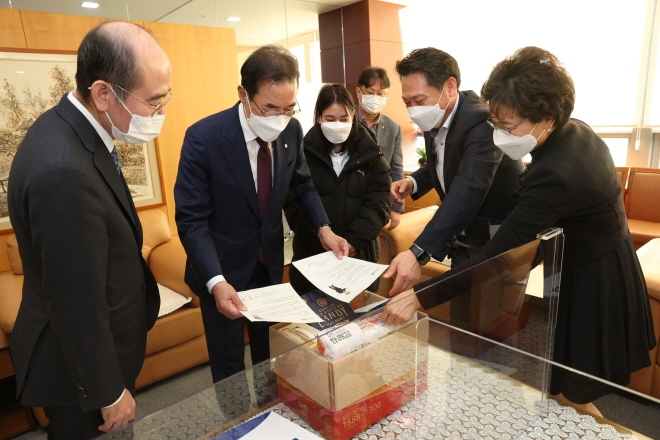 이성희 농협중앙회장(왼쪽에서 두번째)이 27일 서울 중구 농협중앙회 본관에서 농축산업부문 외국인근로자를 접견하고 본국의 부모님에게 전달할 설명절 선물과 서신을 동봉하고 있다. [사진=농협중앙회]