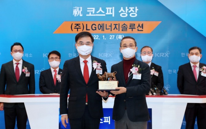 손병두 한국거래소 이사장(앞줄 왼쪽)과 권영수 LG에너지솔루션 대표이사(앞줄 오른쪽)가 코스피 상장 첫날 기념촬영을 하고 있다. 사진=한국거래소