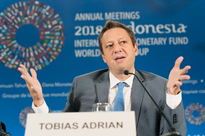 IMF의 토비아스 아드리안(Tobias Adrian)은 지금의 매도세가 지속될 것이라고 경고했다.