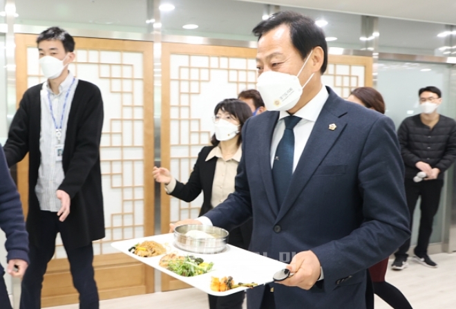 장현국 경기도의회 의장이 새로 오픈한 구내식당 오픈식에 참석한뒤 배식판을 들고 있다.사진=경기도의회 