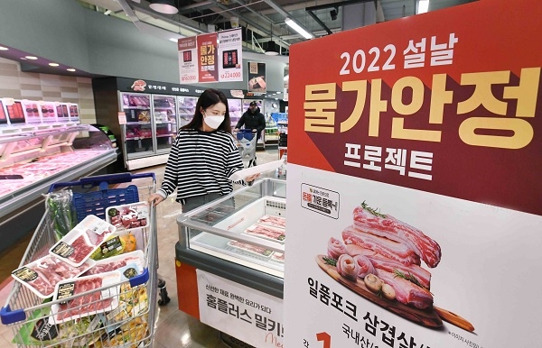 홈플러스가 설 장보기에 나서는 고객들을 위한 '2022 설날 물가안정 프로젝트'를 전개한다. 사진=홈플러스