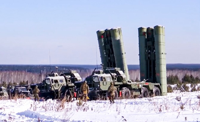 러시아-우크라이나 간 군사적 충돌 위기감이 커지는 가운데 27일(현지시간) 러시아군이 우랄산맥 동쪽 스베르들롭스크에서 S-400 지대공 미사일 발사 훈련을 하고 있다. 사진=연합뉴스