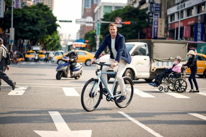 네덜란드 전기자전거 스타트업 반무프의 전기자전거 '반무프 S3'를 지난 2020년 5월 13일(현지시간) 이 업체의 티에스 칼리에 공동창업자가 시승하고 있다. 사진=로이터